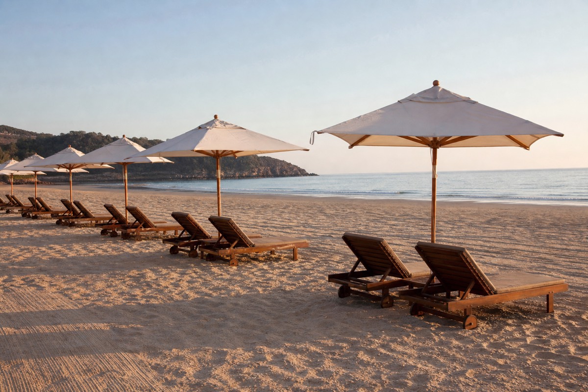 beach-club-loungers